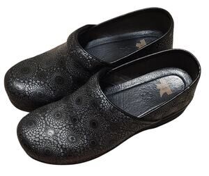Dansko Women's XP Professional Clogs embossed medallion pattern Size 41 EUC